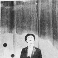 Gustav Bügelmeyer fremfører Ein mann fra gadå foto Rogalands Avis