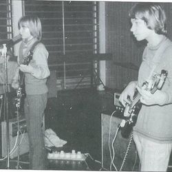 På Høyland ungdomsskole 1971. Fra venstre : Karl Fjogstad,Gunnar Håmsø, Gunne Rostrup og Jens Holm skjult)