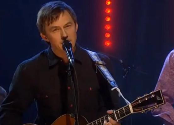 Tønes fremfører Eg Går å Legge Meg på Lndmo skjermdump fra YouTube