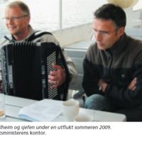 Svein Fjellheim med trekkspillet under utflukt foto: Statsministerens kontor