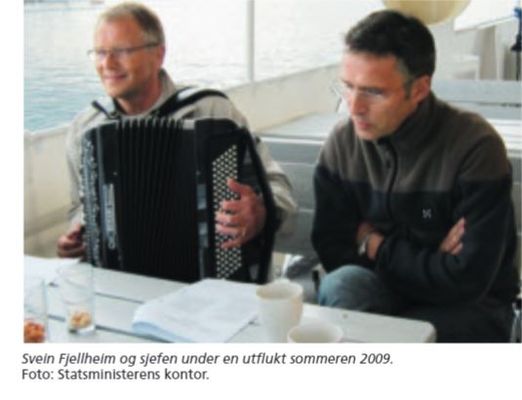 Svein Fjellheim med trekkspillet under utflukt foto: Statsministerens kontor