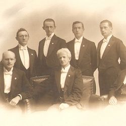 Mandskorets stiftere i 1919.Bak fra v. Bernhard Bergin, Arnold Johnstad, Johs Lothe, Mathias Moksheim Foran fra v. Paul Aakre, Korets formann Ole Malmin, Søren Nymann.