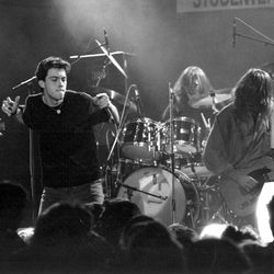 1990. Hundemat å få i Folken. Foto: Øyvind Ellingsen