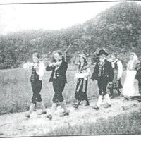 Tambur Albert Roalkvam  leder et opptog foto Ryfylkemuseet/Suldalposten