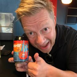 Bjarte Tjøstheim med Kvelertak cider foto tilhører Lovløs bryggeri