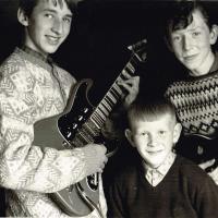 Kjell Gudmestad (gitar), Trond Gudmestad (slagverk) og Helge Torvund (bass)