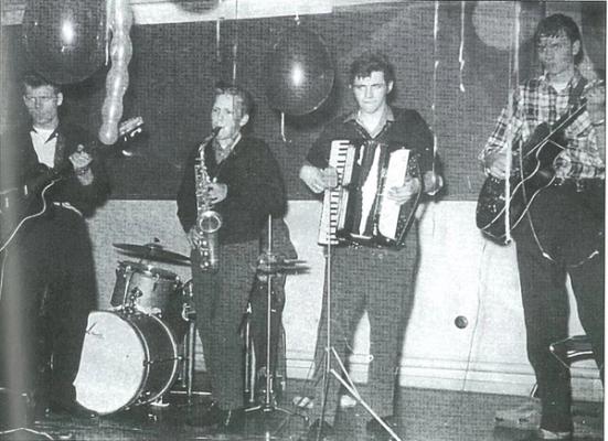 Beatnicks under spilling på Bryne gymnas. Fra venstre: Per Stangeland, Magnar Jonsbråten, Jon Petter Erga og Oddbjørn Jonsbråten. Skjult på trommer er enten Magnar Stangeland eller Helge Torsen.
