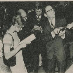 August Mauritzen sammen med Tom Lehrer foto hentet fra Billedbladet NÅ- Originalen finnes i Riksarkivet-Har tillatelse her i fra