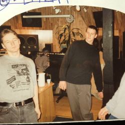 resten av gutta henger i kontrollrommet og plager Ulf Holand