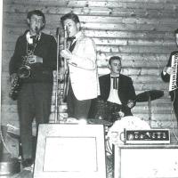 Bossa-Nova under en juletrefest i Turnhallen 1963. Fra venstre: Per Skårland, Martin Chr. Lea, Jan Halvard Sagen, Harald Sunde og Tor Tengs -Pedersen.