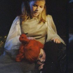 Ingrid og Hilde Mikaelsen som Askepott og Lille-mus Mei foto Emile Ashley/Rogaland Teater