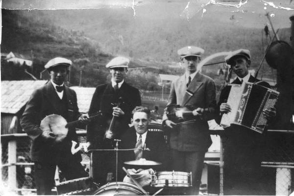 Bildet tilhører Odd Fredriksson.bildet ble tatt før reise til spilleoppdrag i Odda ca 1930