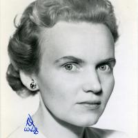 Bildet er trolig et reklamebilde som ble delt ut til turnéarrangører på slutten av 1940-tallet. Sammen med Alf Sjøen opptrådte Waldeland flere ganger med Narvik Byorkester, først i 1943, så igjen etter krigen.Hilda Waldeland Av Narvik Byorkester/Museum Nord