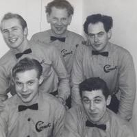 GMs Comet Storbandet GM's COMET fra 1955-1959 Øverst: Gudmund Mydland , Trombone/Kontrabass  Midten : Steinar Eia , Piano Eivind Haaland, Trompet/ Kontrabass  Nederst: John Immerstein , Banjo/ Tromme  Alf Torgersen , Trompet/ Trommer bildet tilhører Kathrine Haaland
