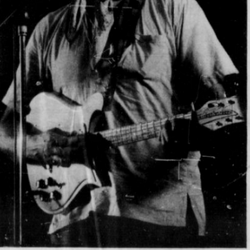 Hans-Jørgen Høinæs ved gjenforeningskonsert med Moonspinners foto Eirik Østberg/Haugesunds Avis