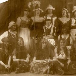 Fra en av oppsetningene på kabareten «Den gylne lyre»Bildet i korets eie fra «Den gylne lyre» merket «Fru.Buvik» Fru Erna Eide Buvik (i bakerste rekke med parasoll) var søster av Haugesunds store skuespiller på 1920 tallet, Egil Eide.