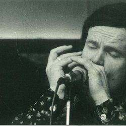 Sverre Kvam - gitar, munnspill, fløyte og vokal