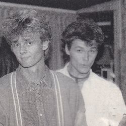 Ole og Per Kristian på besøk i studioet til a-ha, for å gratulere dem med 1. plassen i Storbritannia