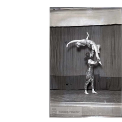 Aslaug Tønnesen og Carl Sømme i nummeret "Verdens Hercules" FOTOGRAF Henriksen, Hans (1893-1942)  Bildet tilhører Stavanger Byarkiv