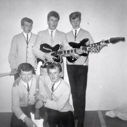 Øverst fra venstre: Jan Pettersen, Kjell Finnestad, Finn Tollefsen med Ove Andersen og Karl Thore Eriksen på nederste benk