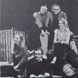 Annerut Joner og ensemblet i stykket Utenfor klipp fra Rogaland Teater