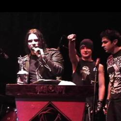 Edwin Borsheim mottar prsen for "most psychotic band" under Rock City Music Awards , sammen med de andre Kettle Cadaver medlemmene i Devon og Joey Cauldron.