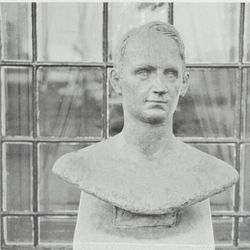 Byste av Leiv Isaken, laget av Frank Hugo Wathne i forbindelse med Isaksens hundreårsdag i 1997. Står utenfor Rogaland Teater