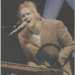 Odin Staveland fremfører Liten Fuggel foto Alf-Einar Kvalavåg /Tysvær bygdeblad