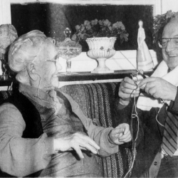 Martin sammen med sin mor Gunhild i Haugesund, hans snart 81 år, hun 103 år foto: Stavanger Aftenblad