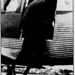 Ingvar Ingebretsen går ombord på Kvitebjørn foto: privat/Stavanger aftenblad