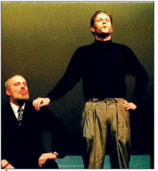 Bjørn Ole Vikse , stående, sammen med Harald Lothe Eriksen under Tolvskillingsoperaen foto Haugesunds Avis