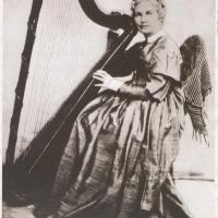 Johanne Marie Garmann med sin harpe foto Dorothea Arentz/ Tilhører Dreyer Bok