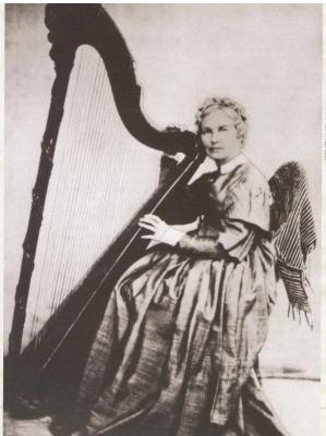 Johanne Marie Garmann med sin harpe foto Dorothea Arentz/ Tilhører Dreyer Bok