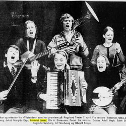 Annerut Joner og ensemblet i stykket Tilstanden klipp fra Rogalands Avis