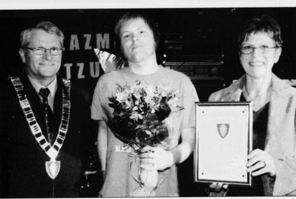 Formann i Velferdskomiteen, Frode Strømstad for pris for sin innsats foto Dalane Tidene