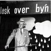 Leif Wee synger Haugesund du er foto hentet fra boka Haugesund : byen og folkå av Kristian Magnus Vikse