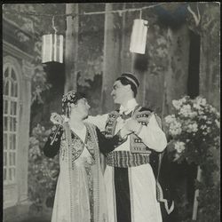 Centraltheatrets tourné. Den Glade Enke. Thorleif Lund og Dagny Skarseth.1907 Fotograf Hilfling-Rasmussen, Jens Carl Frederik tilhører Oslo Mueseum