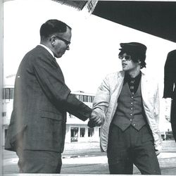 Pop stjerna fra Amerika. : Barry Norse blir ønsket velkommen til Norge  av Popnytt-redaktør Per Bjørge på Stavanger Lufthavn, Sola.