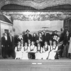 17. mai 1932 ved framføring av "Kjærleik på Lykteland" av Torvald Tu, lystspel i 3 akter. Innøving av korsang: Sverre Nilsen. Dekorasjonar: Kunst- og teatermålar Krogh, Skånevik. foto tilhører Kraftmuseet