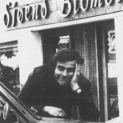 Karl Magnus Sjøen foran sin blomsterbutikk foto Rogalands Avis/Egil Severeide