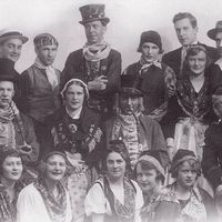 Ensemblet til Den Musikalsk-dramatiske forening ved forestillingen «En søndag paa Amager» i slutten av 1890-åra. Foto: Ukjent/DF Tilhører Dalane Folkemuseum