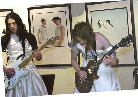 Fra Alexander Enoksen foto/musikkutstilling "Brudklädning" Bilde hentet fra Folken boka "Ekte Kjærlighet"