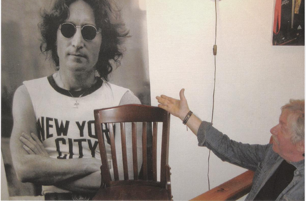 Manna viser frem bildet av John Lennon på gutterommet til Dickens foto Sven Arnth Helland