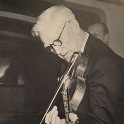 Flere detaljer Oftedal med hardingfele. Foto: Ludvig I. Ludvigsen