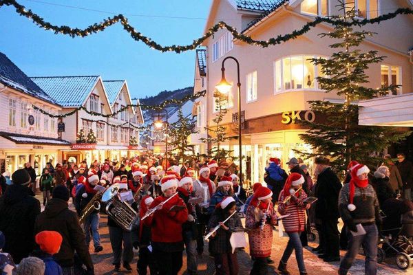 Eigersund og Husabø skolekorps i nissetoget i 2012.