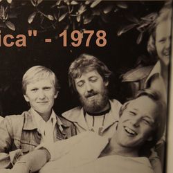 Fra venstre: Hans Birger "Bigga" Vikse, Alf Magne "Cliffie" Grinde, Svein Jakob Stensland,Roald M. Holmstrøm , Einar Snyen, Bjarne "Bamse" Anvedsen og Jostein Økland. Bildet Stammer fra Aage Bu