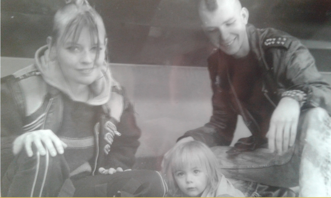 Noen av medlemmene i Tech/No Terree (vokal) Tore (gitar) og dattera deres (bandets uoffisielle femte medlem) foto av Bellemann Stav Sprang Lagt ut med tillatelse