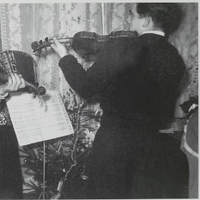 Klaus Knutsen sammen med sønnene Knut og Einar Bildet tilhører Jan Knutsen