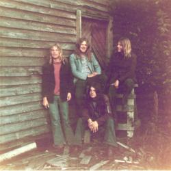 fra venstre: Bjørn Rabben (Trommer), Allan Vigre (gitar), Petter Samuelsen (tangenter) og Tor Inge Haga (bass)
