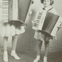 Søstrene Hetland  foto hentet fra De som dro ut- Hauge, Alfred | Sande, Lars Chr.